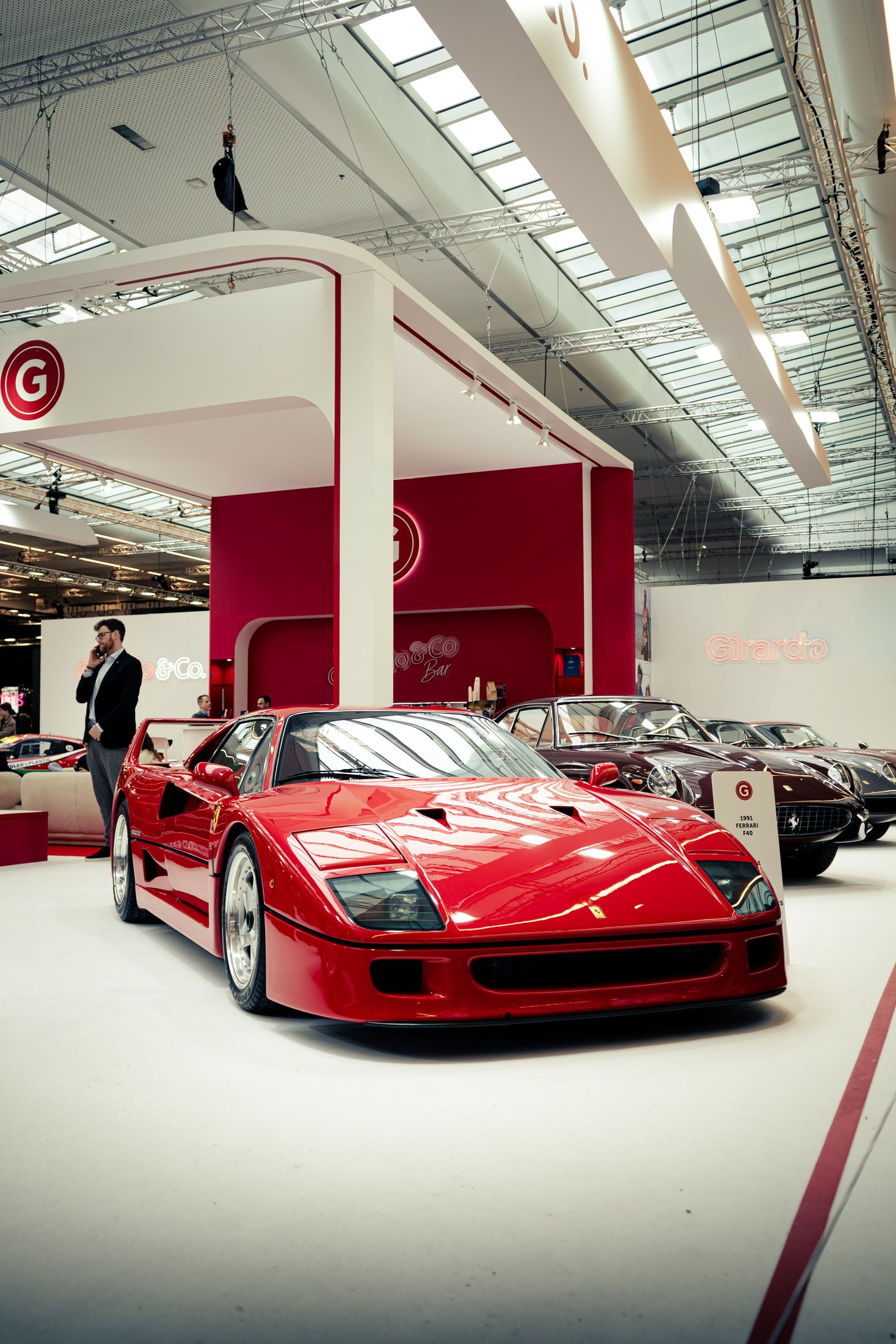 Ferrari F40 rouge dans une exposition